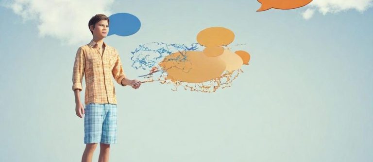 Jeune homme sur un terrain, tenant un bâton, entouré de bulles de dialogue colorées.