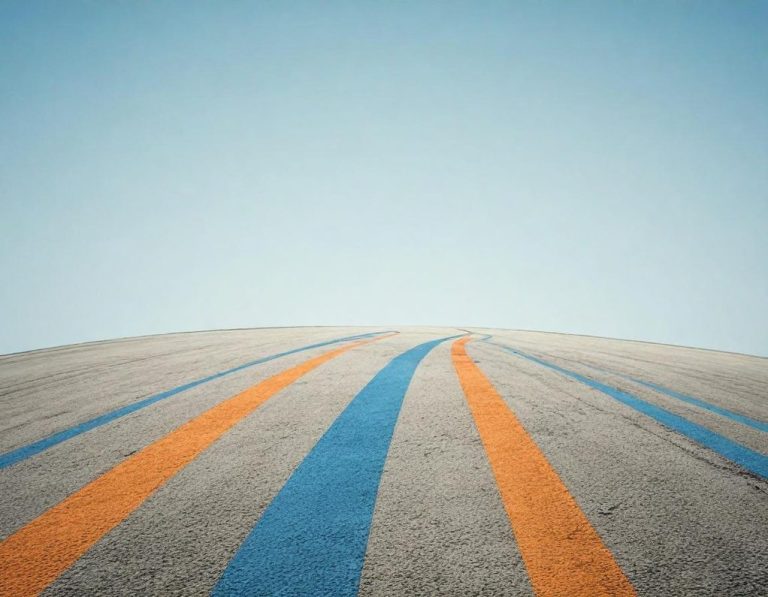 Route inclinée avec des lignes orange et bleu sur un fond bleu clair.