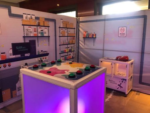 Espace interactif avec des étagères de produits et un comptoir, éclairage coloré.