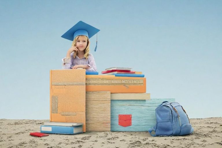 Enfant souriant avec un chapeau de graduation, entouré de livres et d'un sac à dos.